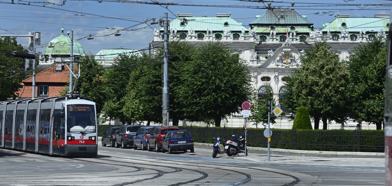 Straßenbahn der Linie D im Bereich Quartier Belvedere.