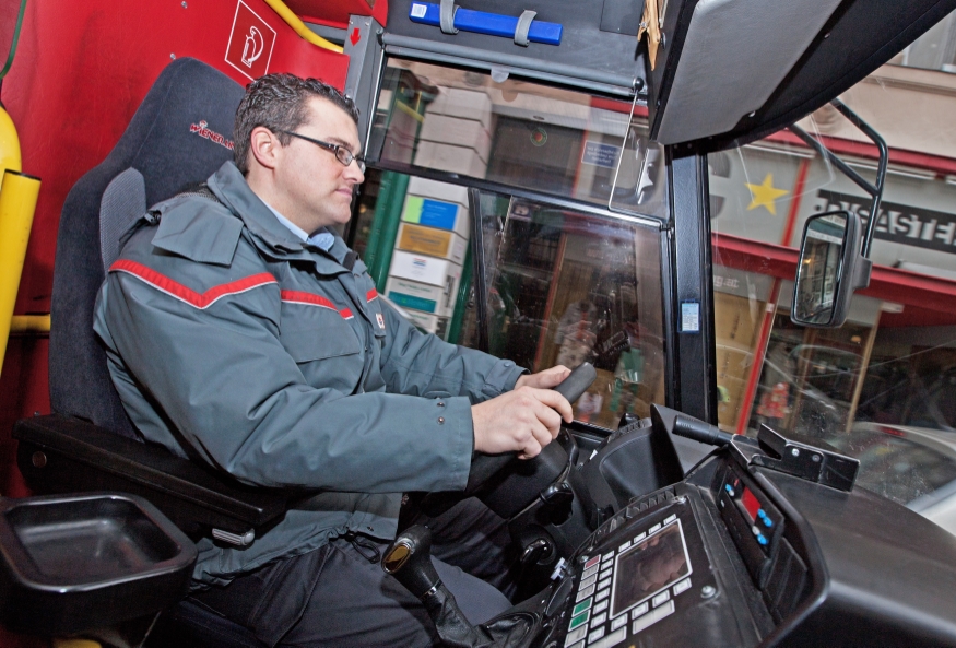 Buslenker auf der Linie 2a in der Kirchengasse,Feb 2013