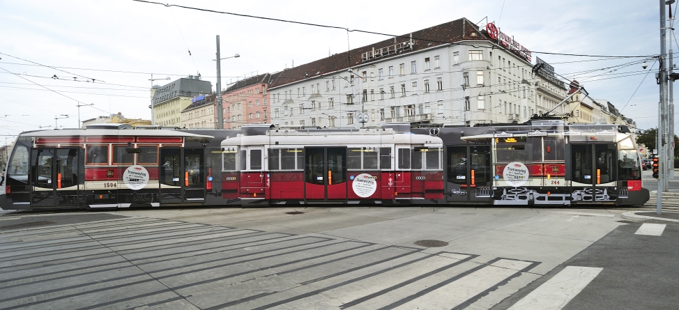 Eine eigens für den Tramwaytag 2013 gestaltete Straßenbahn des Typs ULF verkehrt derzeit auf der Linie E zwischen Prater Hauptallee und Quartier Belverdere.