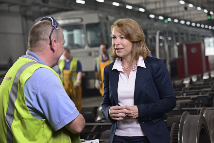 Portrait der Geschäftsführerin der Wiener Linien Mag. Alexandra Reinagl mit Kollegen der Abteilung B63 in einer Wartungshalle am Betriebsbahnhof Erdberg.