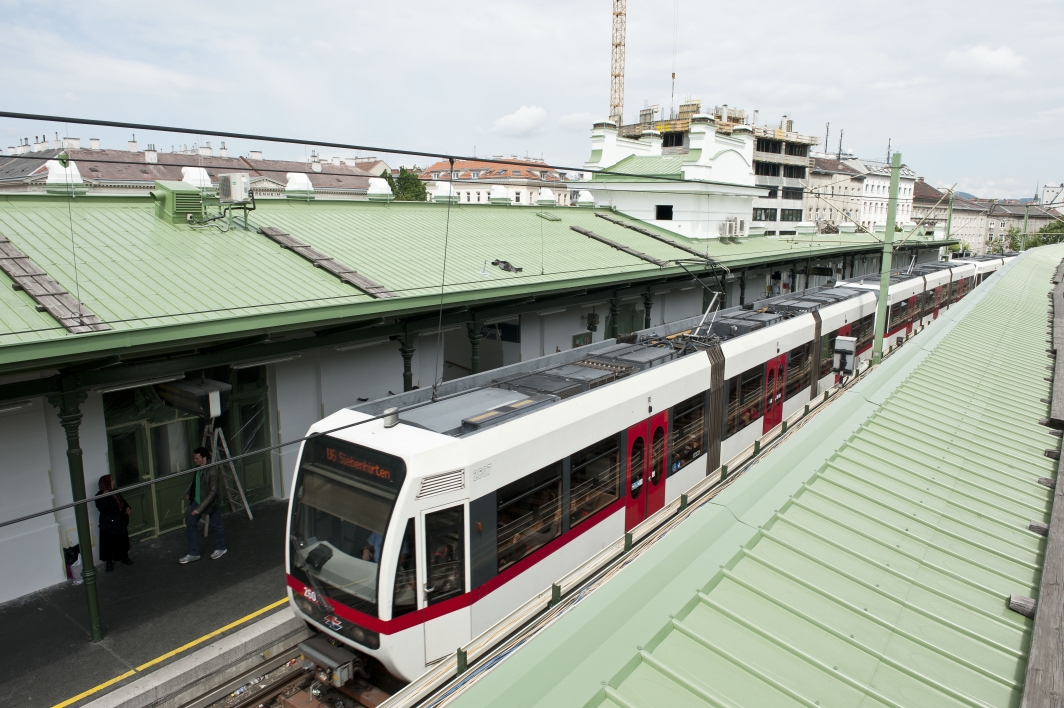 Zug hält während der Renovierungsarbeiten in der U6-Station Josefstaedter Strasse.