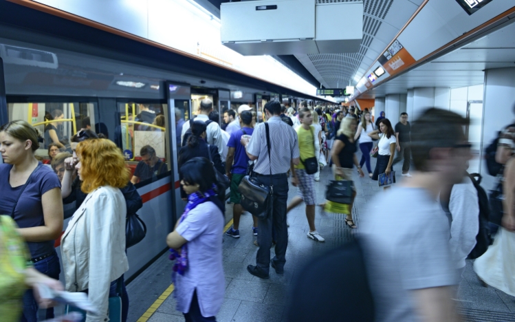 Bahnsteig der Station Westbahnhof der Linie U3 mit hohem Fahrgastaufkommen.