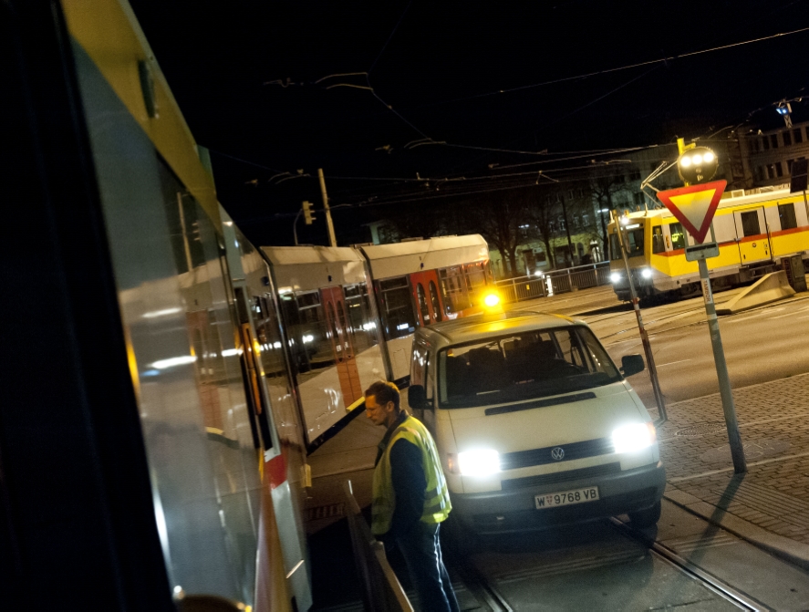 U6-Garnitur wird, gezogen von einem Ubahnhilfstriebwagen, über das Straßenbahnnetz der Wiener Linien sowie über das Netz der Badner Bahn in das U-Bahnnetz überstellt. Zug befindet sich in der Haltestelle Schedifkaplatz der Badner Bahn.