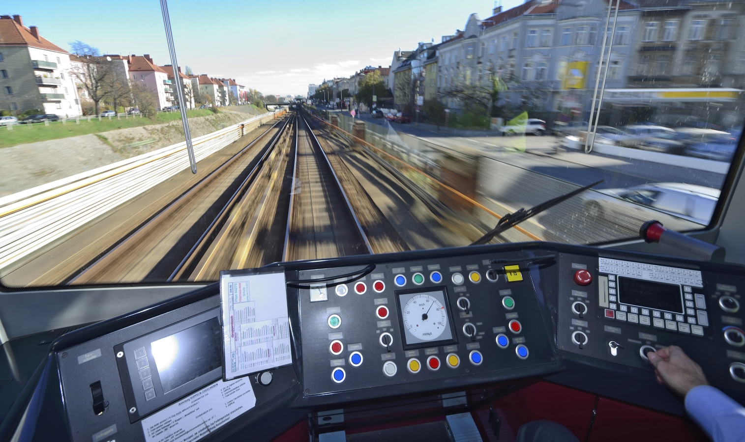 Sicht aus dem Cockpit eines V-Zuges auf der Strecke der U4 zwischen Kettenbrückengasse und Hütteldorf.