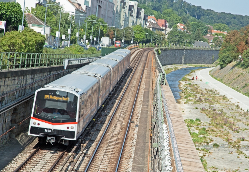 U-Bahn Zug der Linie U4 in Fahrtrichtung Heiligenstadt kurz vor der Station Ober St Veit, Juli 13