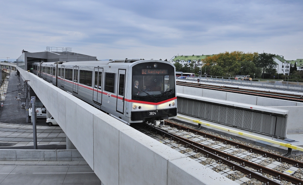 Verlängerung der U2 bis zur Station Seestadt, Eröffnung a, 5. Oktober 2013. Ansicht der neuen oberirdischen Strecke zwischen Aspernstraße und Seestadt. Station Hausfeldstraße.