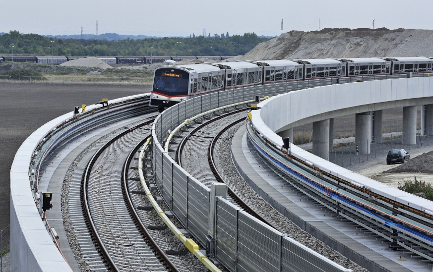 Verlängerung der U2 bis zur Station Seestadt, Eröffnung a, 5. Oktober 2013. Ansicht der neuen oberirdischen Strecke zwischen Aspernstraße und Seestadt.