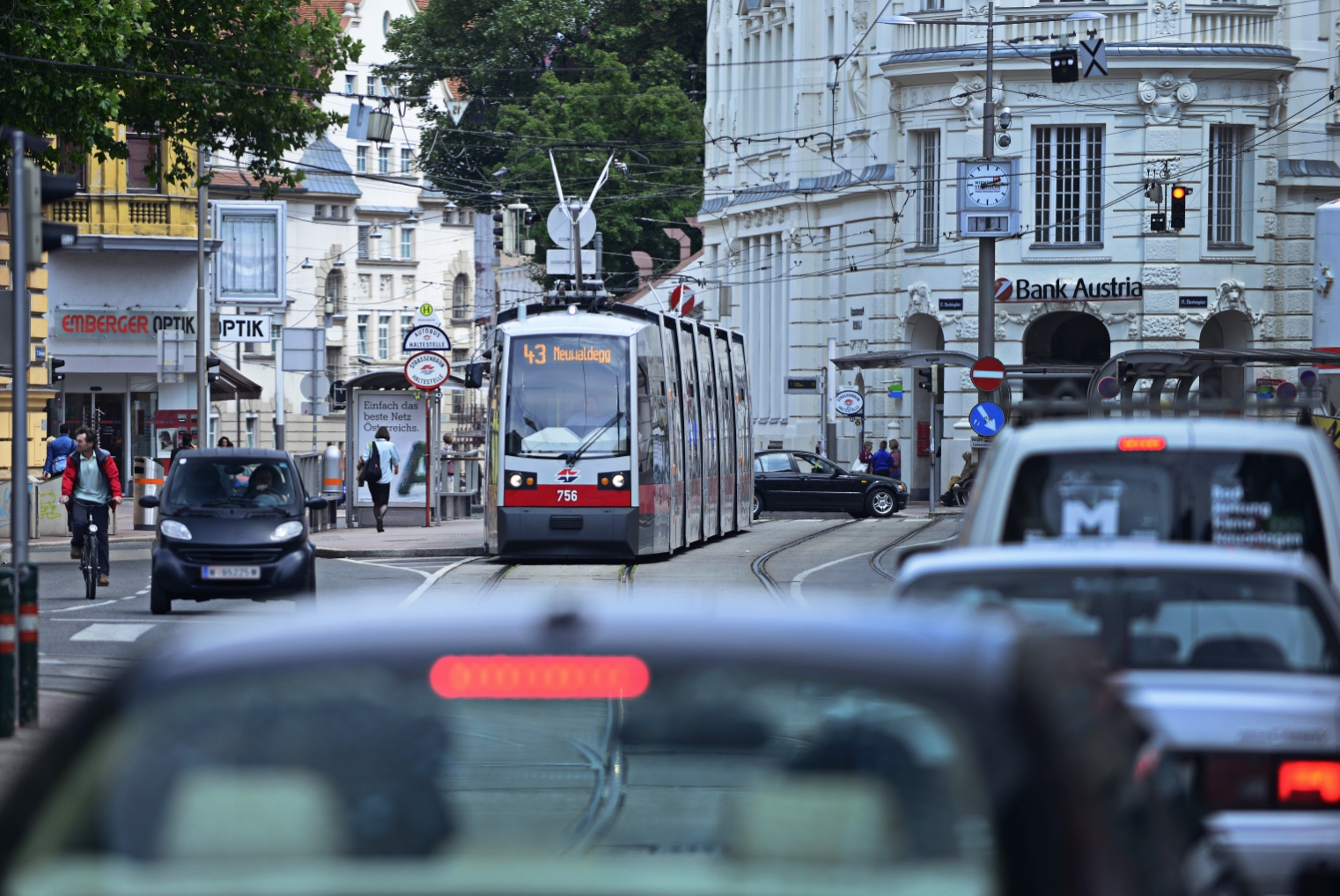 Straßenbahn der Linie 43 im Bereich Elterleinplatz.