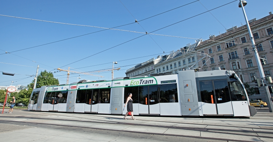 Eco-Tram auf Linie 62 am Karlsplatz, Juli13