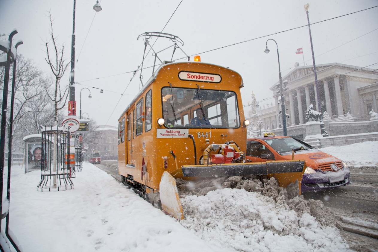 Schneepflug der Tpye LH am Renner Ring, im Hintergrund das verschneite Parlament,  Jänner 2013