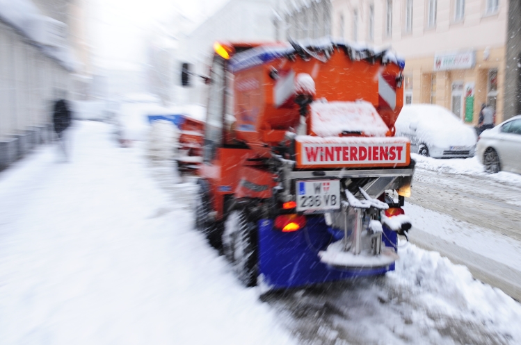 Bei starkem Schneefall sind die Einsatzkräfte der Wiener Linien bemüht Behinderungen zu vermeiden.