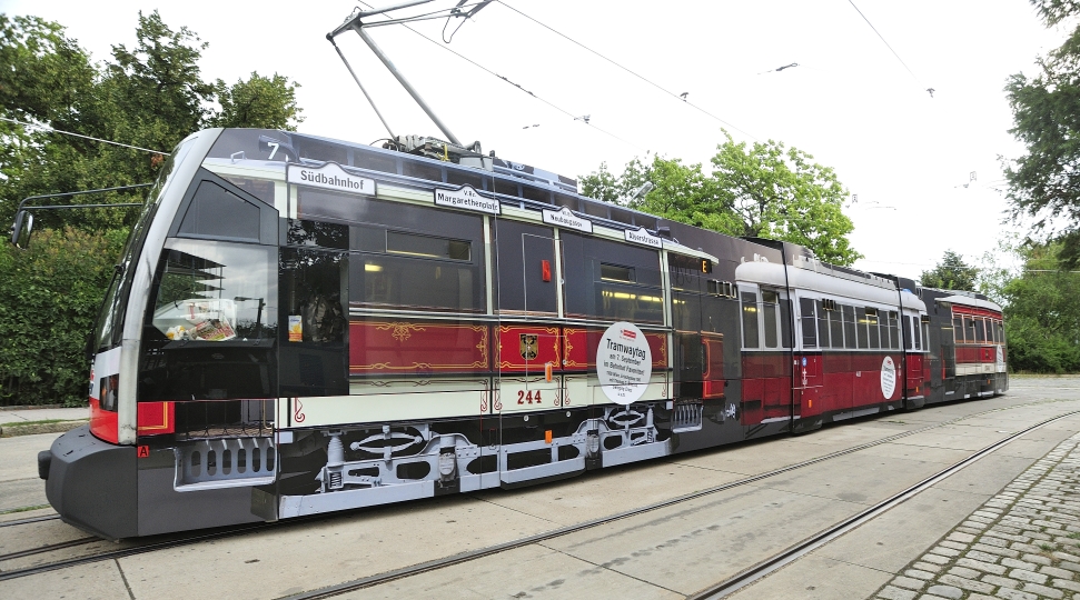 Eine eigens für den den Tramwaytag 2013 gestaltete Straßenbahn des Typs ULF verkehrt derzeit auf der Linie E zwischen Prater Hauptallee und Quartier Belverdere.