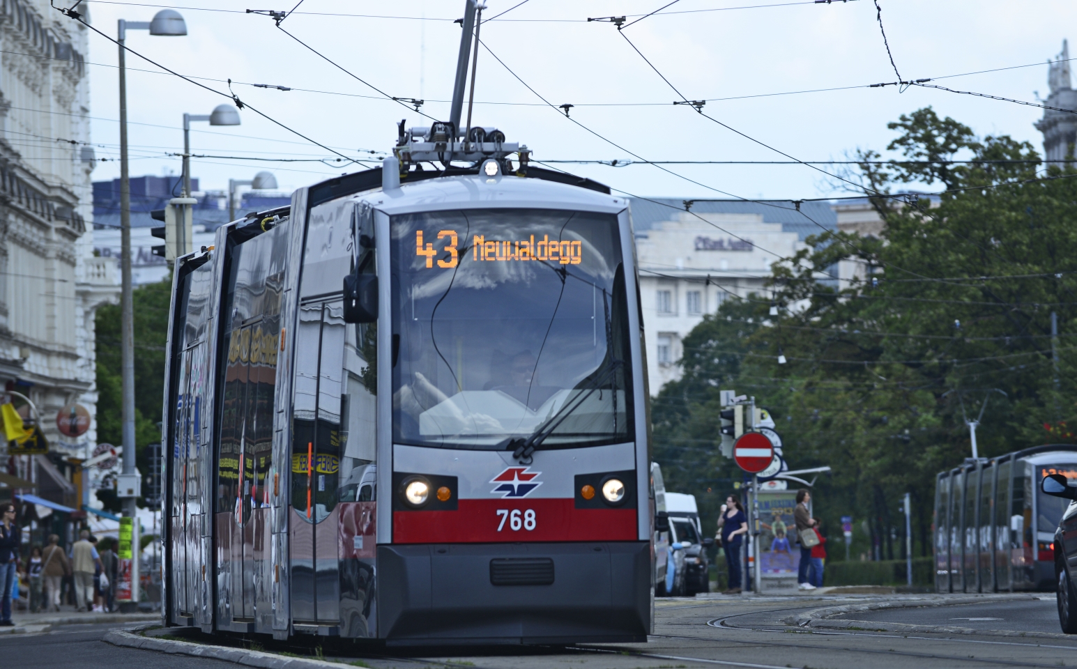 Straßenbahn der Linie 43 im Bereich Alserstraße.