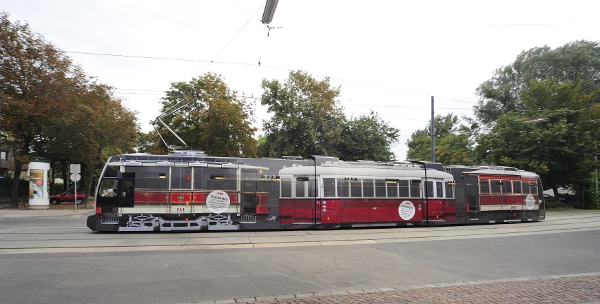 Eine eigens für den Tramwaytag 2013 gestaltete Straßenbahn des Typs ULF verkehrt derzeit auf der Linie E zwischen Prater Hauptallee und Quartier Belverdere.