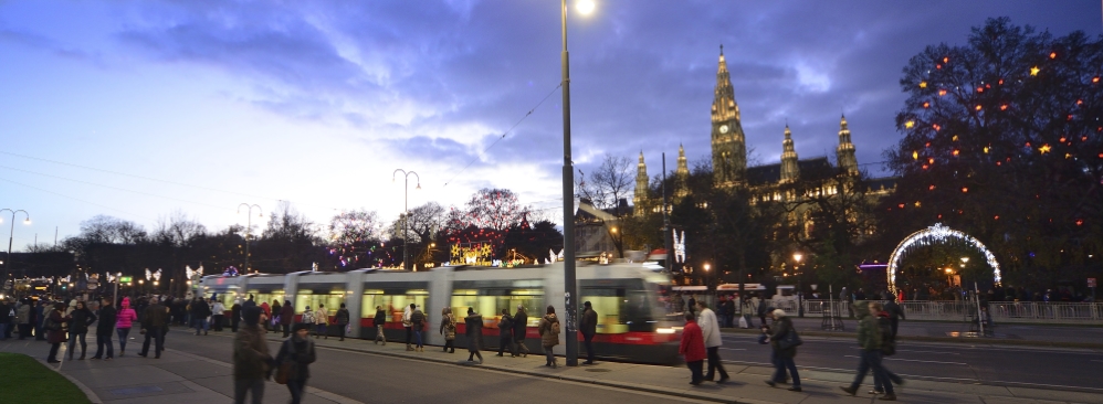 Straßenbahn auf der Ringstraße mit Weihnachtsbeleuchtung.