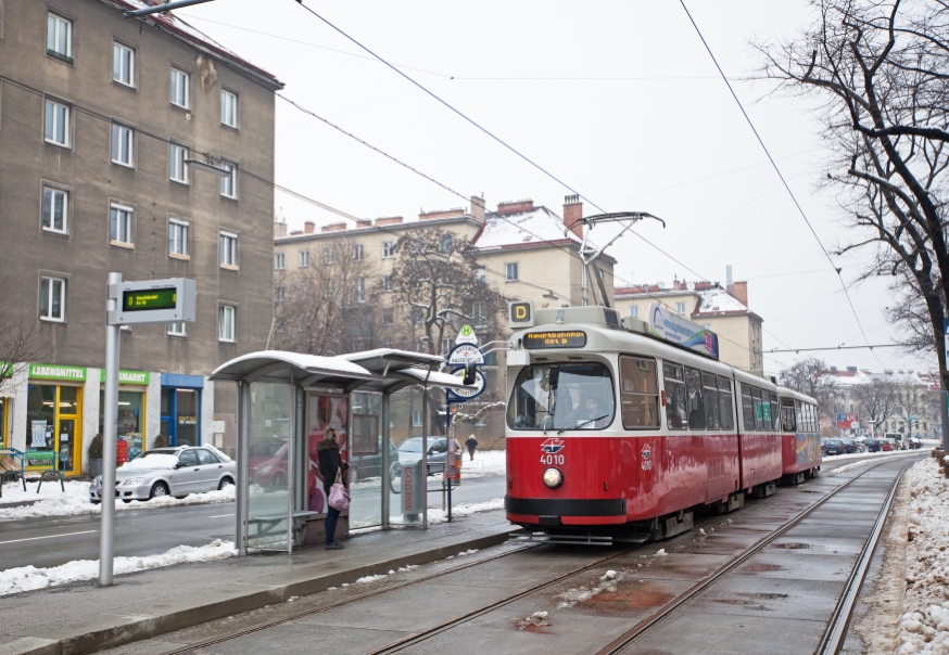 Linie D Type E2-c5 ,Heiligenstädterstraße, Halteraugasse, moderne Station mit Zugzielanzeige und Wartehäuschen, Februar 2013