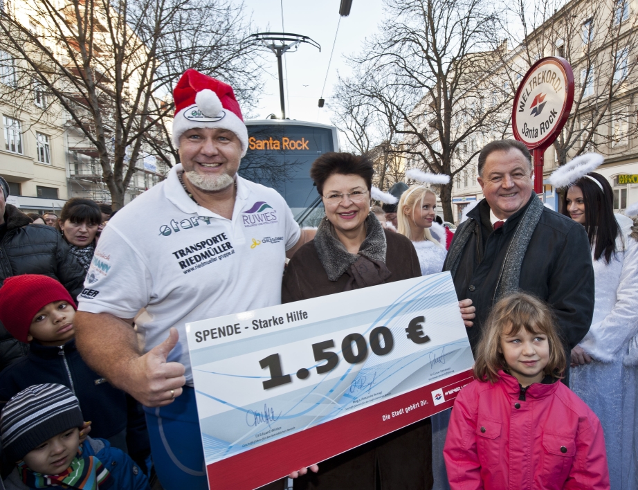 Weldrekordversuch von Franz Müllner einen ULF-Straßenbahnzug der Wiener Linien zehn Meter weit zu ziehen. Im Bild: v.l.n.r. Franz Müllner, Vizebürgermeisterin Renate Brauner, Wiener Linien Geschäftsführer Eduard Winter.