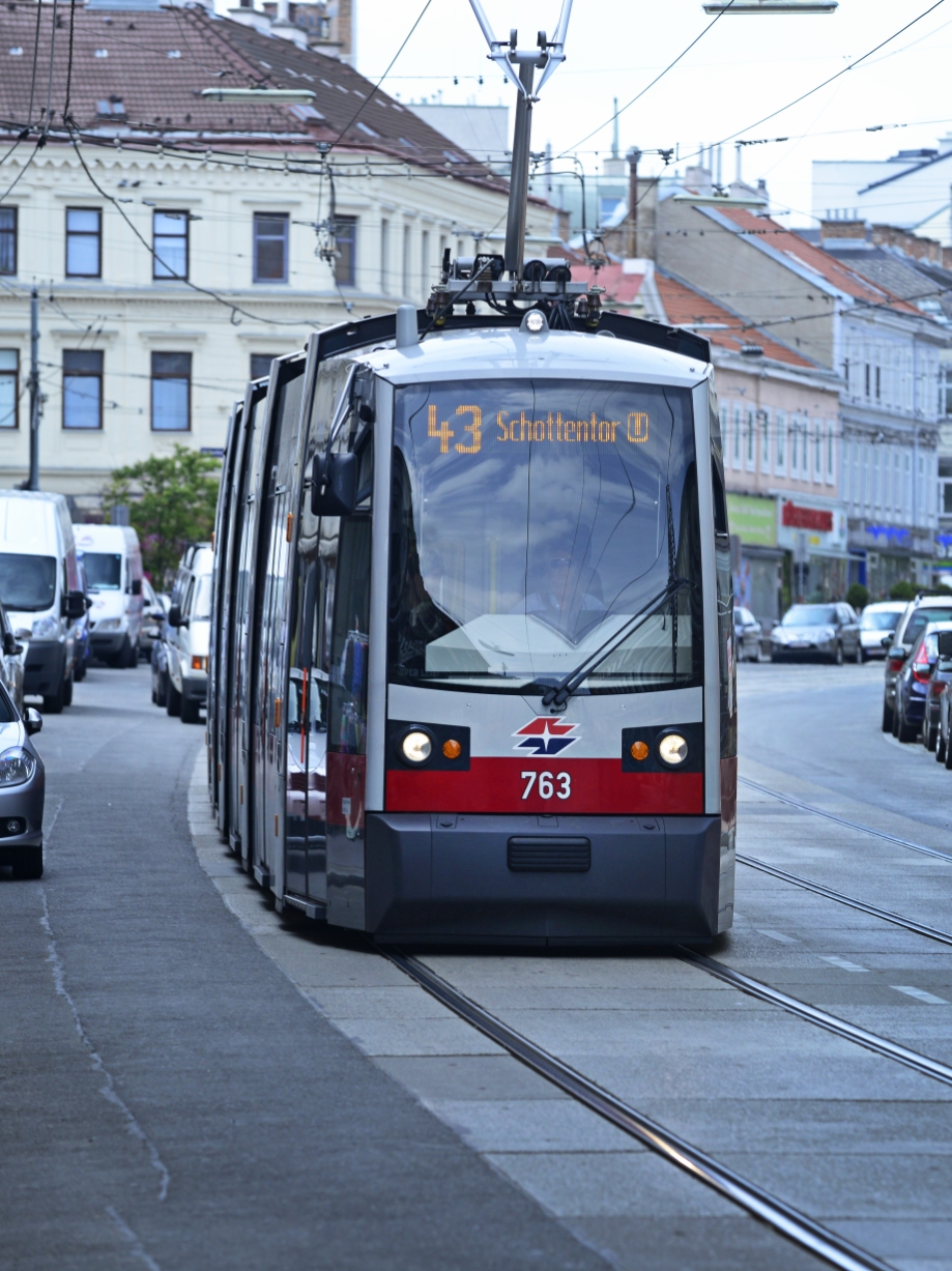 Straßenbahn der Linie 43 im Bereich Alserstraße.