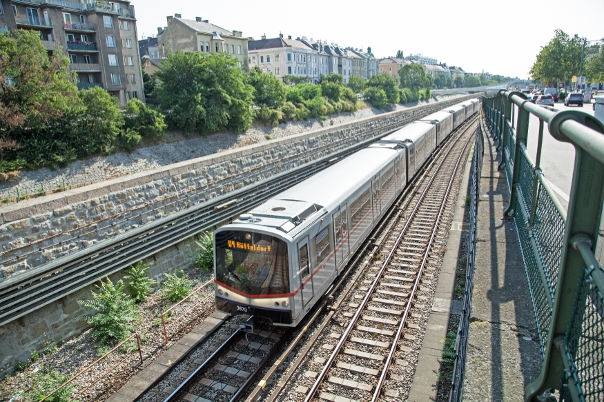 U-Bahn Zug der Linie U4 in Fahrtrichtung Heiligenstadt  vor der Station Unter St Veit, Juli 13