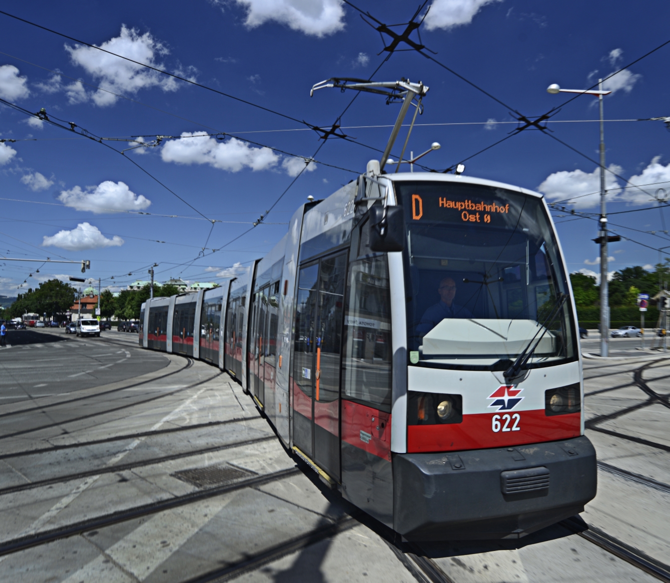 Straßenbahn der Linie D im Bereich Quartier Belvedere.