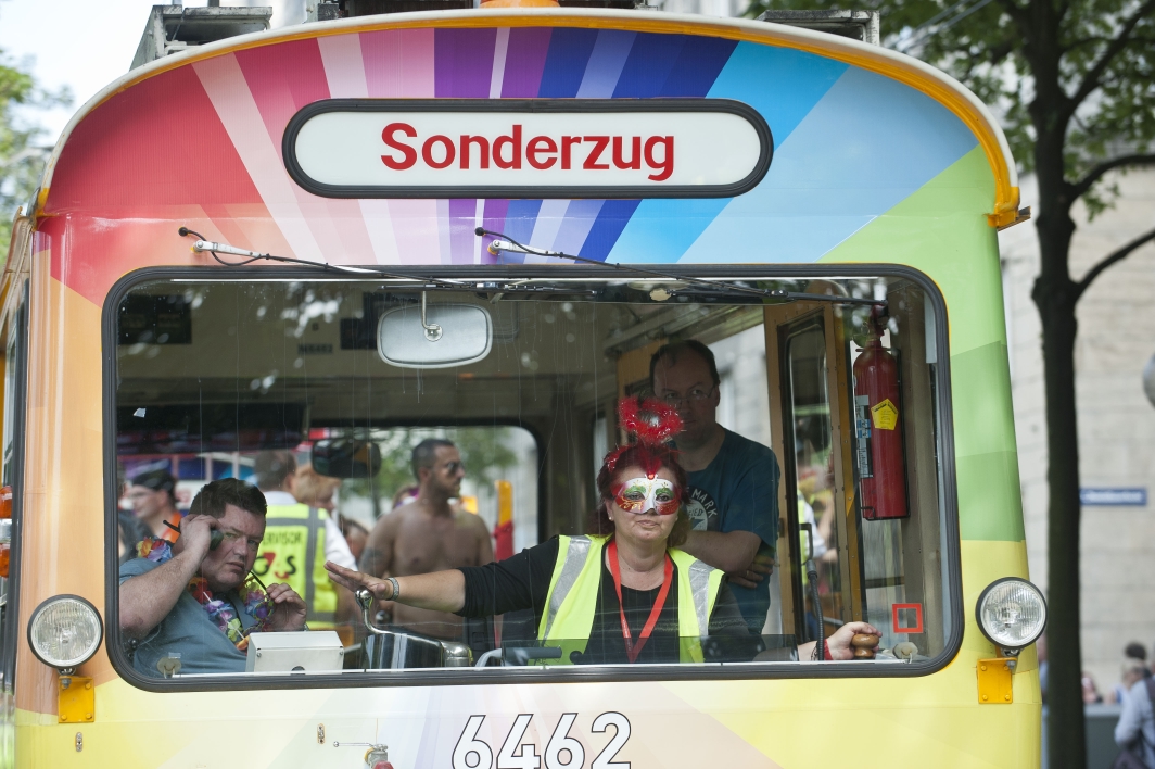 Die Wiener Linien führen mit zwei Straßenbahnen die Regenbogenparade 2013 in Wien an.