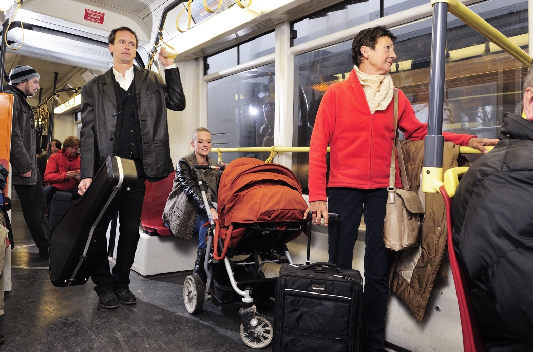 Durch den Ausbau von Sitzplätzen ist im Inneren der Straßenbahn mehr Platz für Fahrgäste