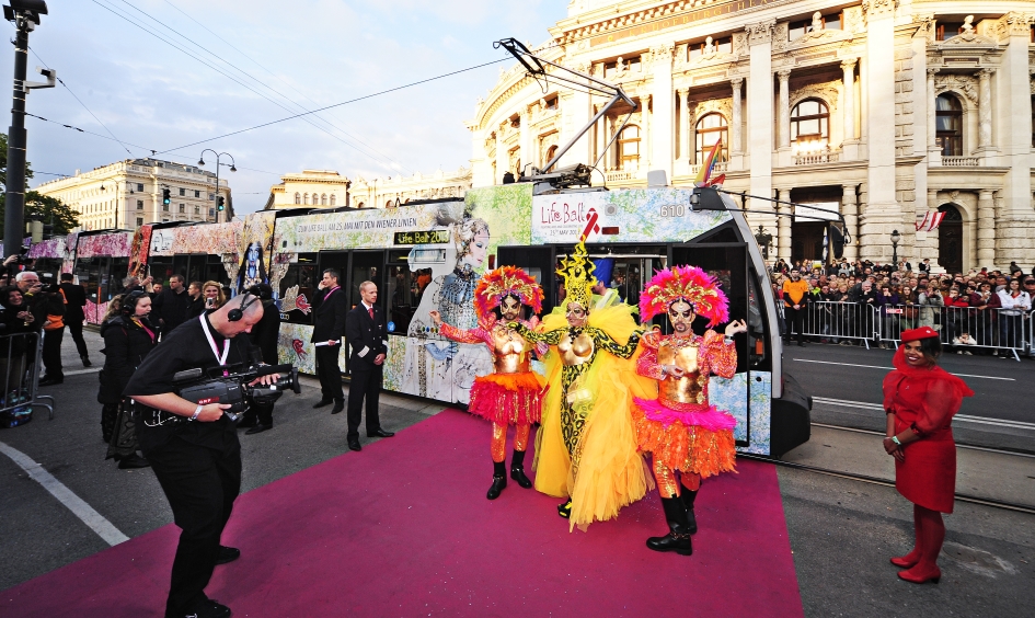 In einer eigens für den Life Ball gestalteten Straßenbahn werden auf dieses Jahr wieder eine Schar illustrer Gäste zur Eröffnung zum Wiener Rathausplatz gefahren.