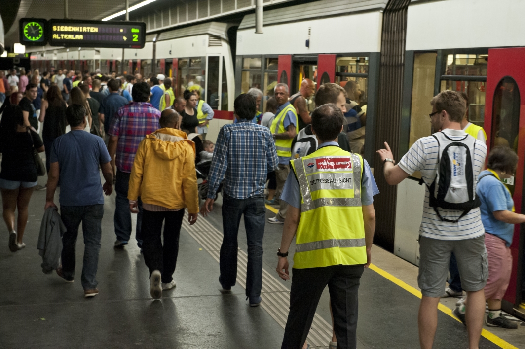 Abtransport der Besucher vom Donauinselfest 2013 durch die Wiener Linien in der U-Bahnstation der Linie U6 