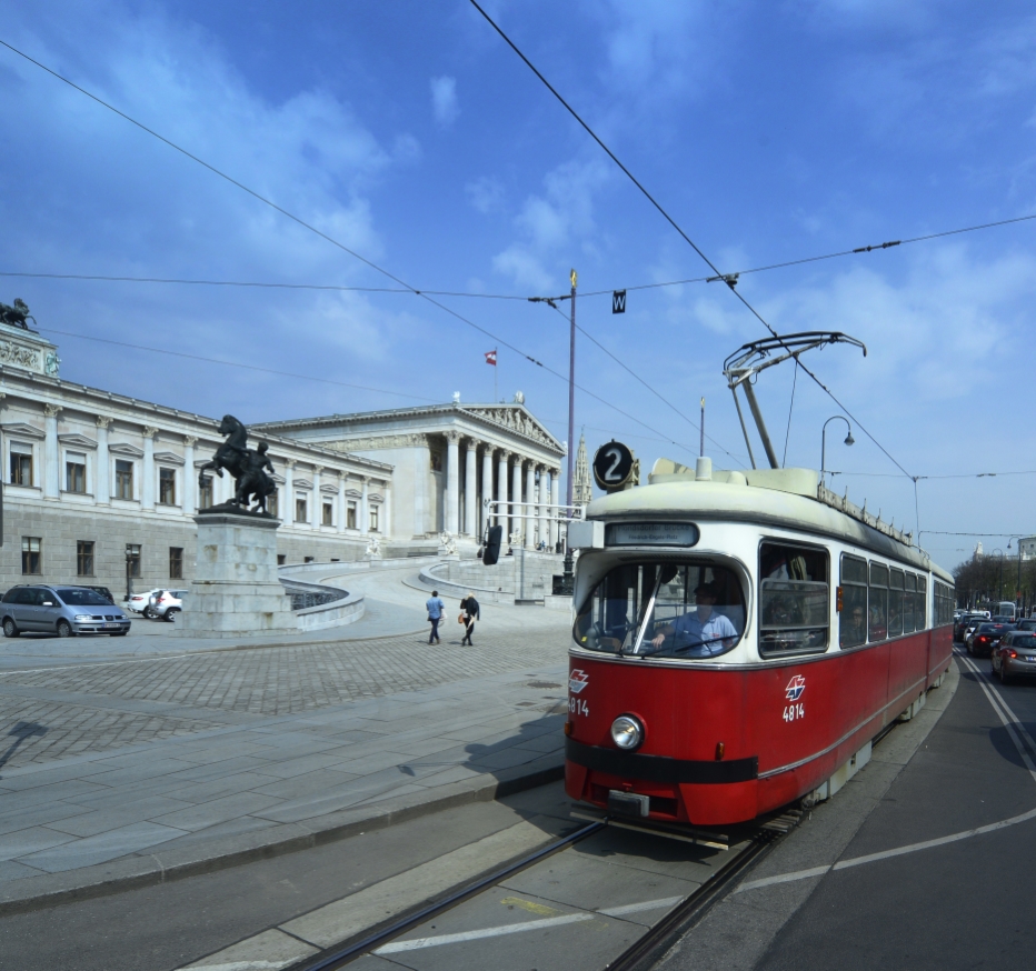 Straßenbahn der Linie 2 im Bereich Dr. Karl Renner Ring.