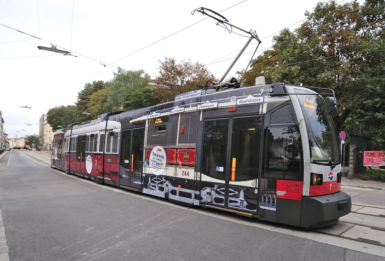 Eine eigens für den den Tramwaytag 2013 gestaltete Straßenbahn des Typs ULF verkehrt derzeit auf der Linie E zwischen Prater Hauptallee und Quartier Belverdere.