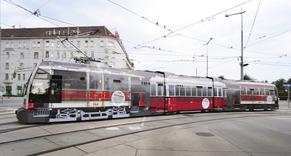 Eine eigens für den den Tramwaytag 2013 gestaltete Straßenbahn des Typs ULF verkehrt derzeit auf der Linie E zwischen Prater Hauptallee und Quartier Belverdere.