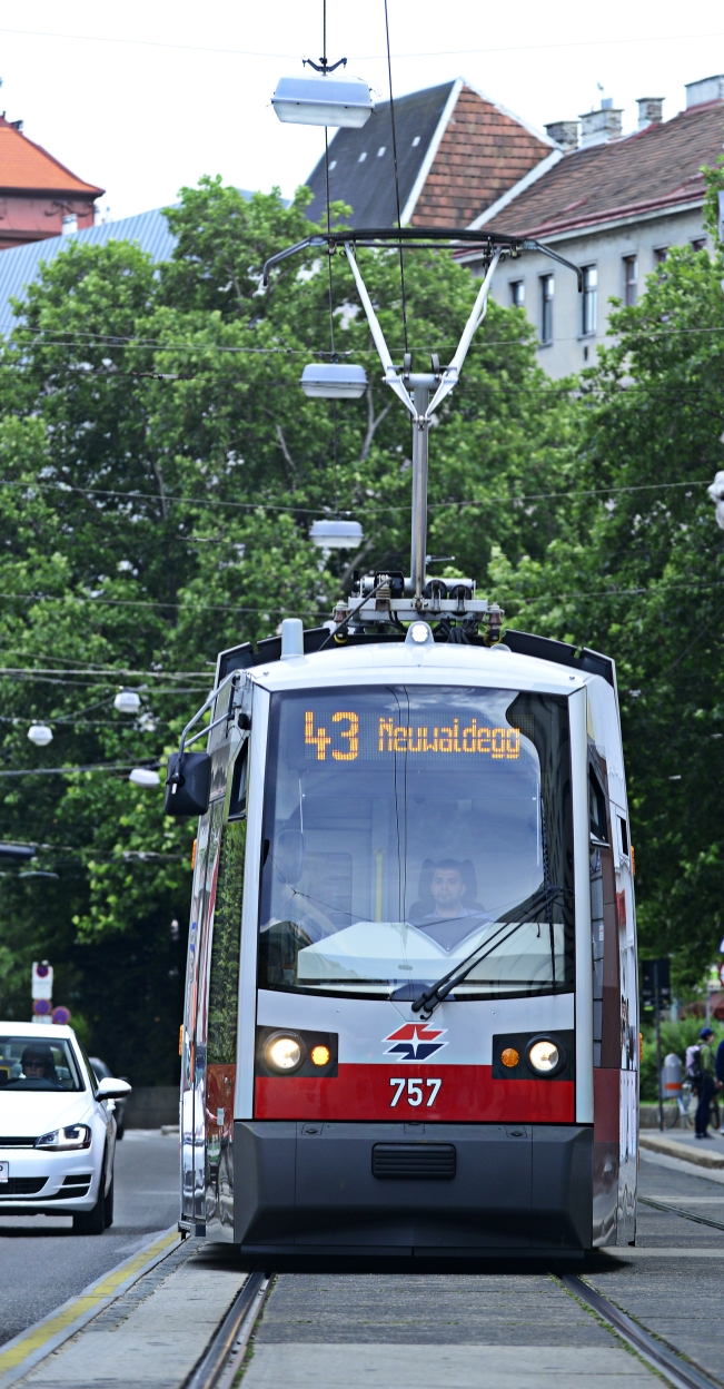 Straßenbahn der Linie 43 im Bereich Alserstraße.