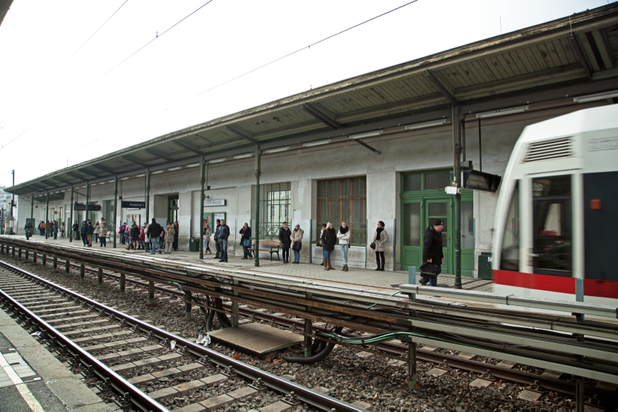 U-Bahn Zug der Linie U6 in Fahrtrichtung  Siebenhirten und Station Alserstraße  Dezember 2013