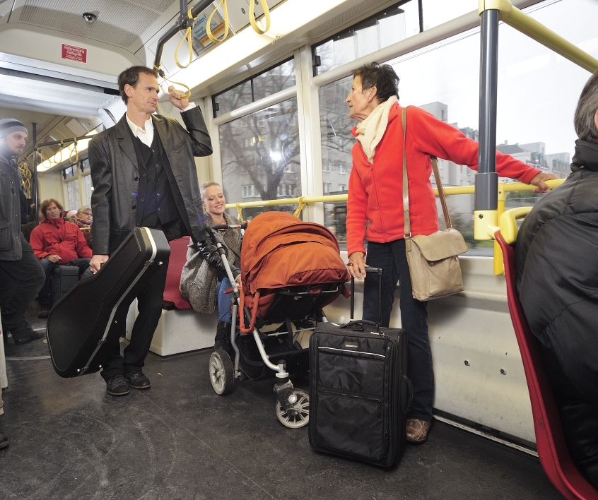 Durch den Ausbau von Sitzplätzen ist im Inneren der Straßenbahn mehr Platz für Fahrgäste