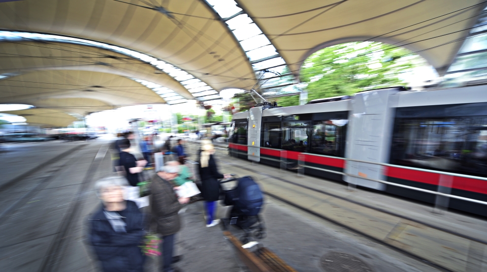 Straßenbahn der Linie 49 im Bereich Burggasse, Stadthalle