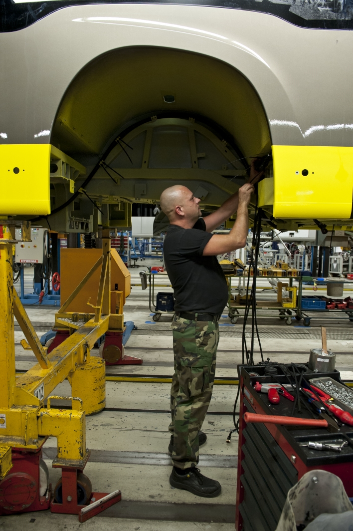 Produktion des Mercedes-Benz Citaro G Euro 6 im Mercedes-Benz Werk in Mannheim als neuen Bus für die Wiener Linien. Im Bild: Mitarbeiter von Mercedes-Benz bei der Verlegung von Kabeln.