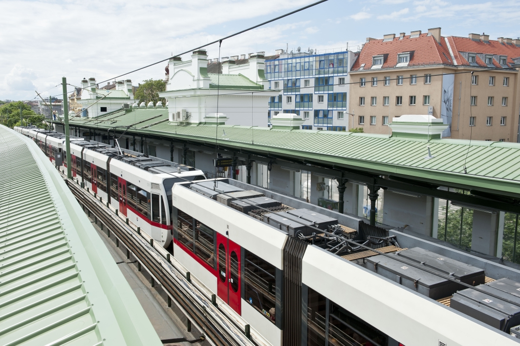 Zug der Linie U6 hält in der Station Josefstädterstraße.