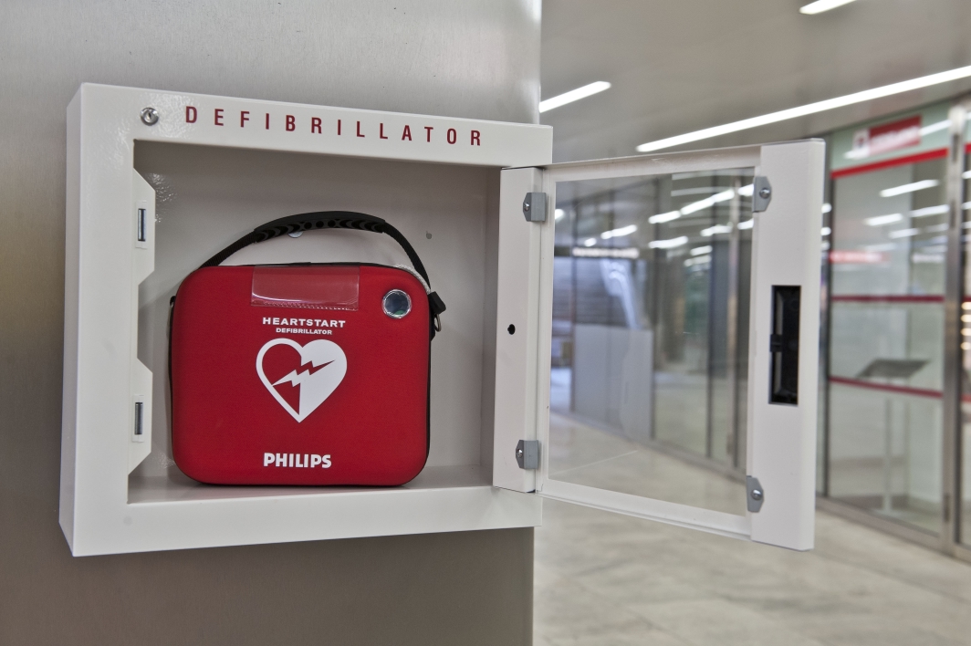 Wiener Linien präsentieren in der U-Bahnstation Karlsplatz neuen Standort für Defibrillator der auch an weiteren 5 Knotenpunkten eingerichtet wird.