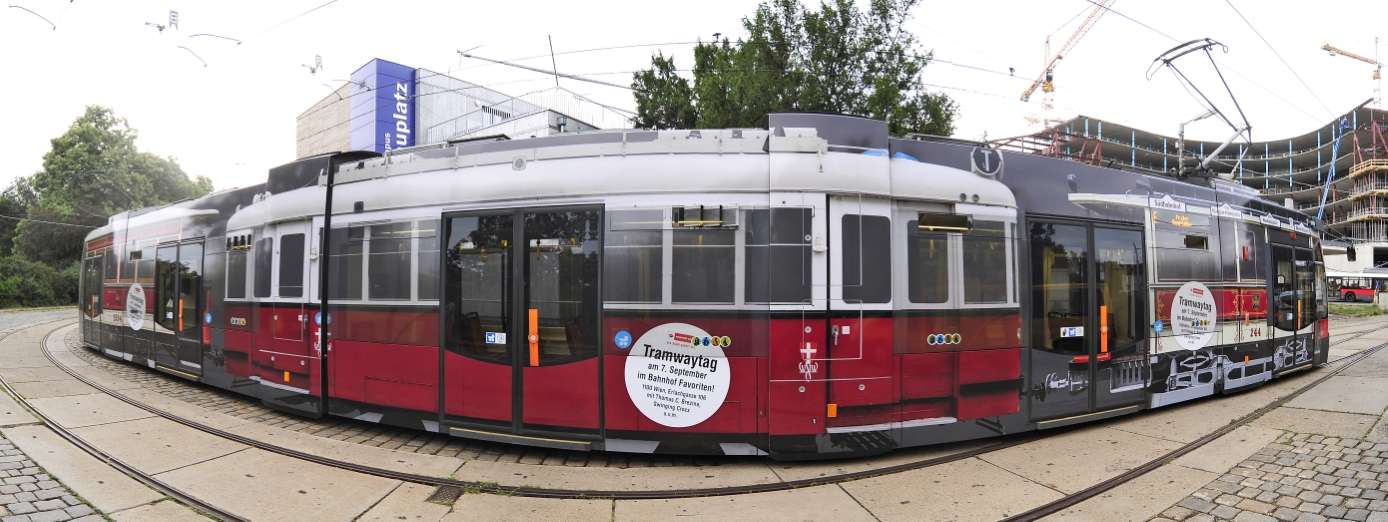 Eine eigens für den den Tramwaytag 2013 gestaltete Straßenbahn des Typs ULF verkehrt derzeit auf der Linie E zwischen Prater Hauptallee und Quartier Belverdere.