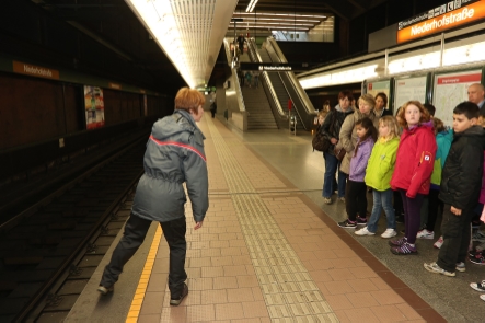 Volksschulklasse bei einer Sicherheitsfuehrung in der Station Niederhofstrasse.