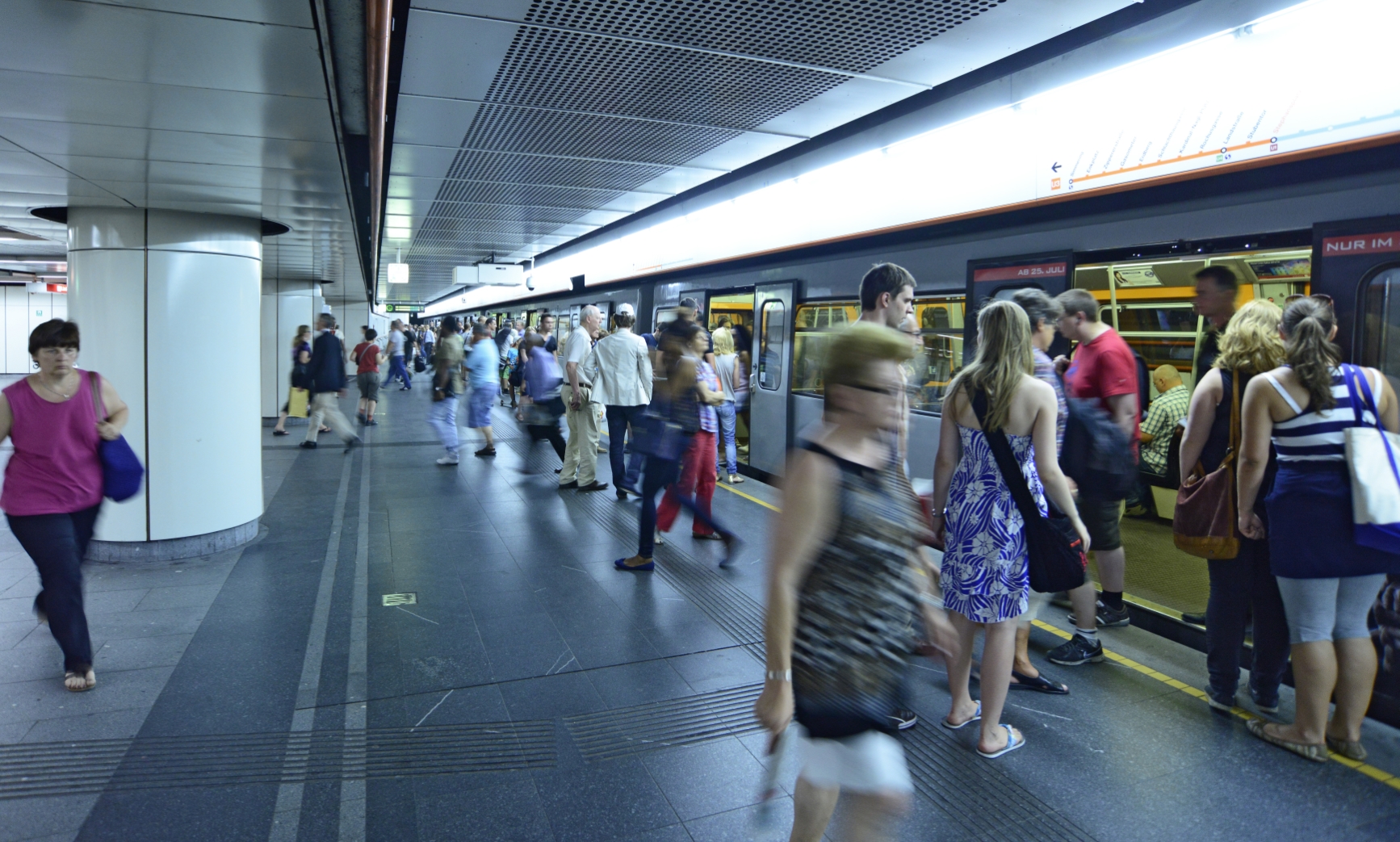 U3-Station Stephansplatz mit Fahrgästen am Bahnsteig.
