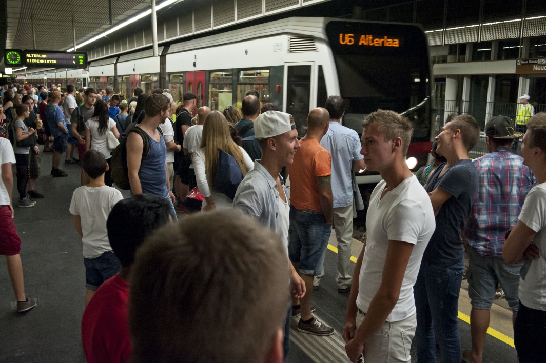 Abtransport der Besucher vom Donauinselfest 2013 durch die Wiener Linien in der U-Bahnstation der Linie U6 