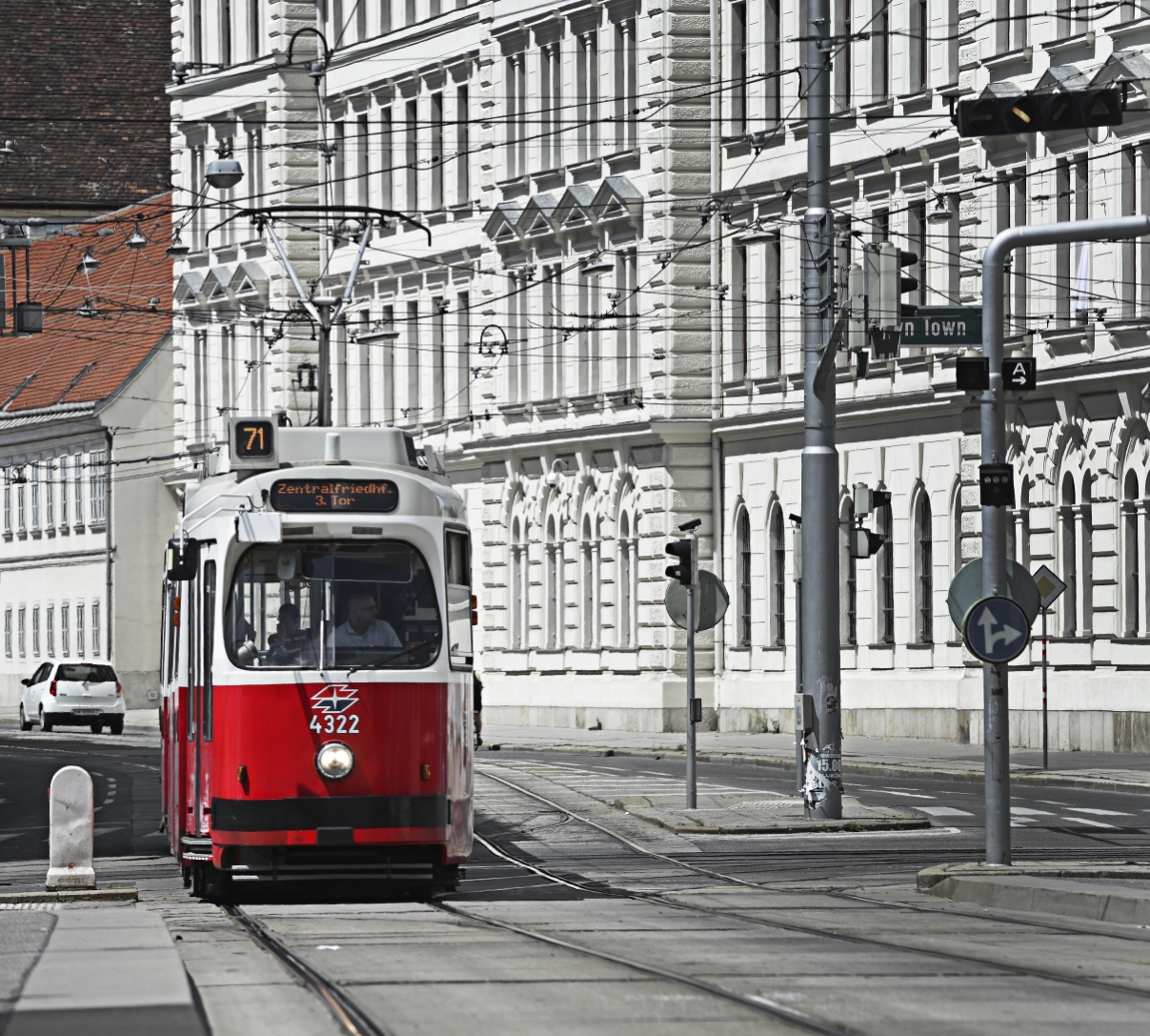 Straßenbahn der Linie 71 im Bereich Rennweg.