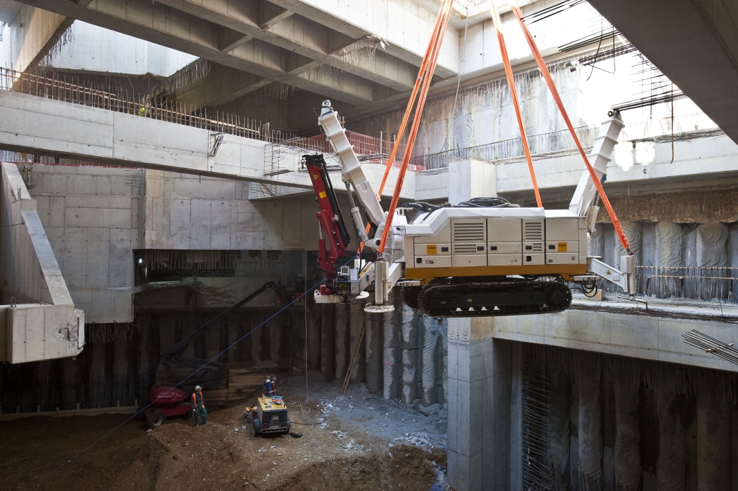 Baustelle U1 Verlängerung der Wiener Linien an der Favoritenstraße Ecke Klausenburgerstraße. Im Bild: Schweres Bohrgerät wird mit Spezialkran in Baugrube abgesenkt.