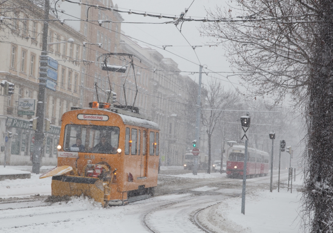 Schneepflug der Tpye LH am Westbahnhof, Jänner 2013