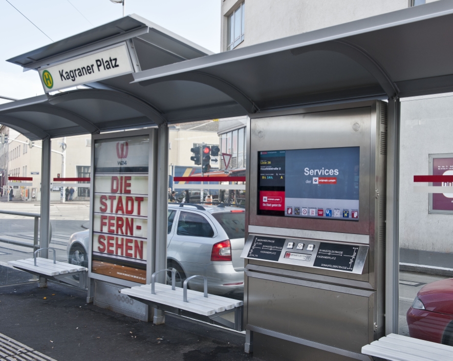 Straßenbahnhaltestelle der Linie 26 am Kagraner Platz mit Haltestelleninformation in neuem Design als Haltestelle der Zukunft.