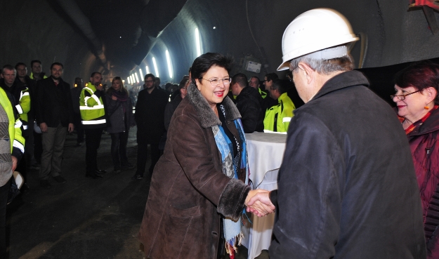 Vizebürgermeisterin Renate Brauner bedankt sich anlässlich der traditionellen Barbarafeier bei den bei diesem Projekt Mitwirkenden für die tolle Leistung, die Tunnelröhren der U1 Richtung Süden in Rekordzeit voranzutreiben.