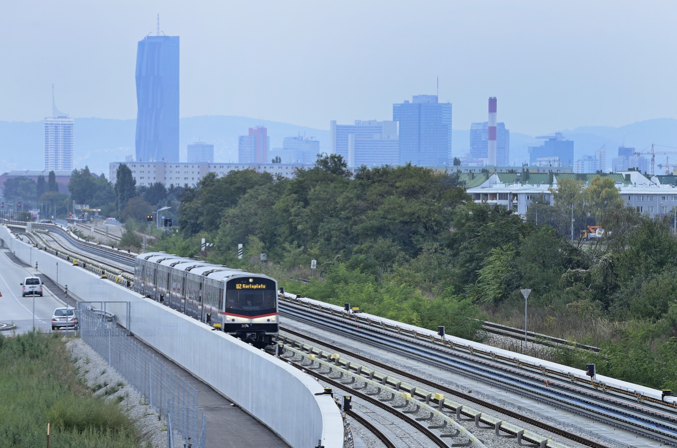 Verlängerung der U2 bis zur Station Seestadt, Eröffnung a, 5. Oktober 2013. Ansicht der neuen oberirdischen Strecke zwischen Aspernstraße und Seestadt.