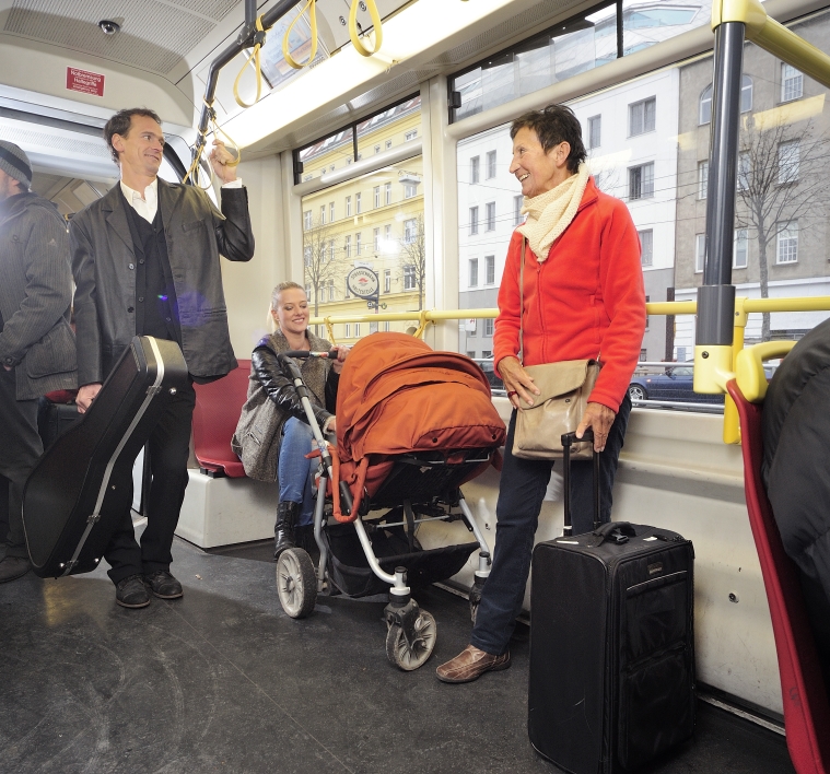 Durch den Ausbau von Sitzplätzen ist im Inneren der Straßenbahn mehr Platz für Fahrgäste