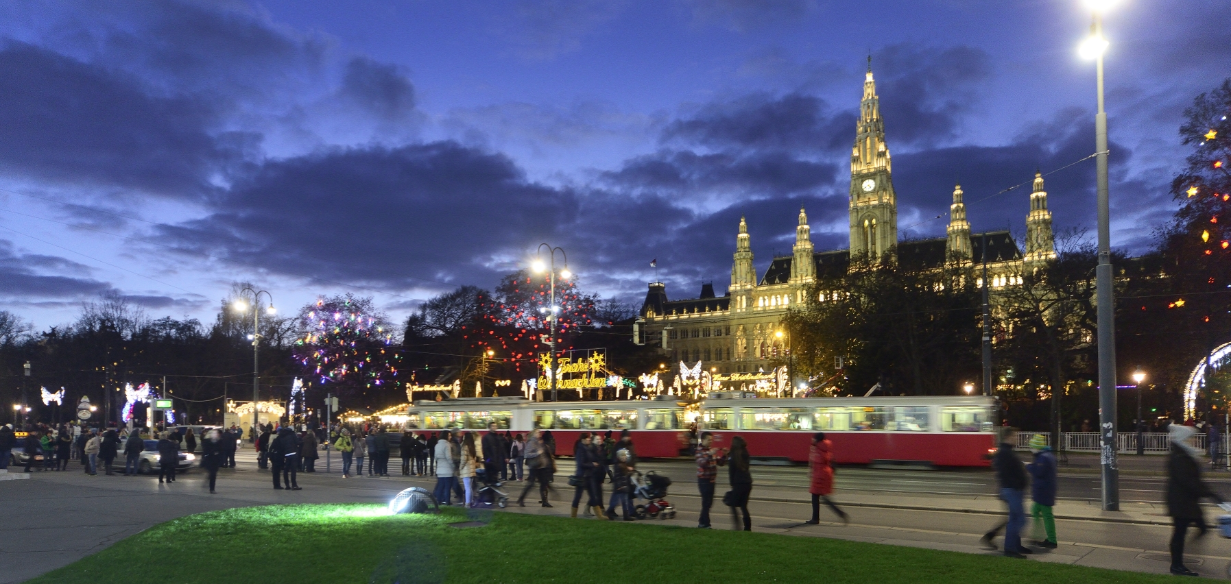 Straßenbahn auf der Ringstraße mit Weihnachtsbeleuchtung.